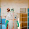 Un agent de santé en tenue de protection complète marche dans un couloir de l'hôpital général de Bunia, en République démocratique du Congo.