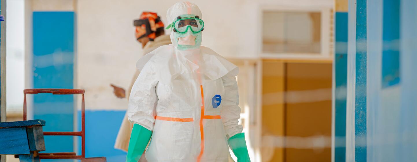 Un agent de santé en tenue de protection complète marche dans un couloir de l'hôpital général de Bunia, en République démocratique du Congo.