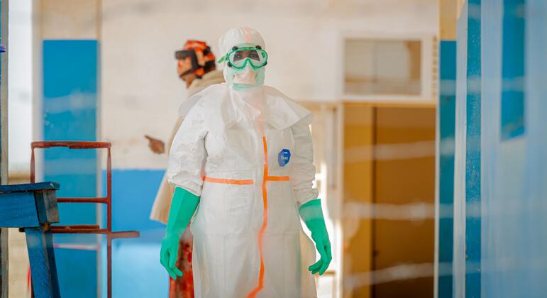 Un agent de santé en tenue de protection complète marche dans un couloir de l'hôpital général de Bunia, en République démocratique du Congo.