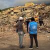 Equipos internacionales de búsqueda y rescate evalúan un edificio derrumbado en La Guaira, Venezuela, tras un terremoto.