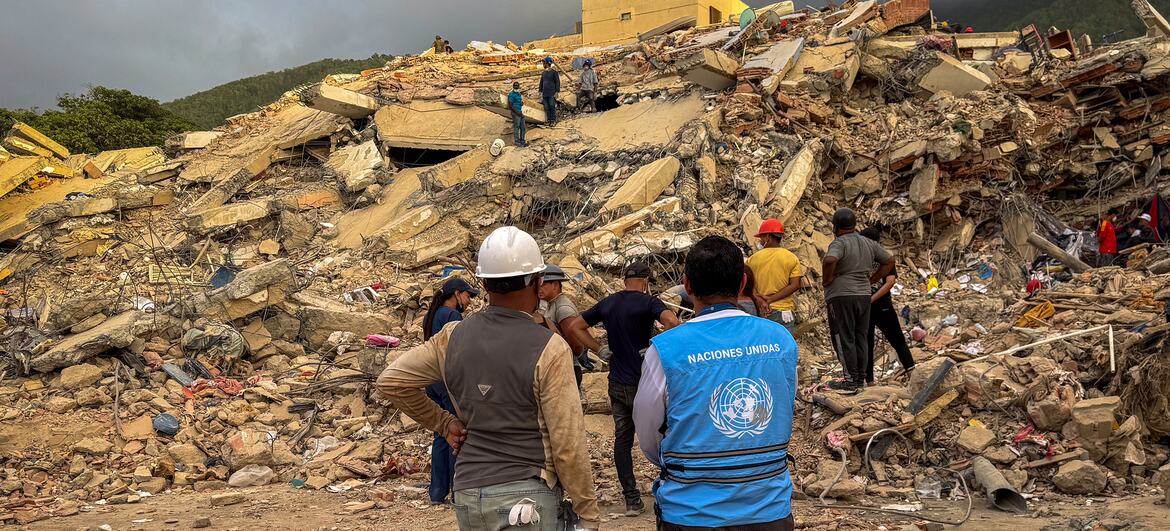 Equipos internacionales de búsqueda y rescate evalúan un edificio derrumbado en La Guaira, Venezuela, tras un terremoto.
