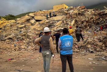 Des équipes internationales de recherche et de sauvetage évaluent les décombres d'un bâtiment effondré à La Guaira, au Venezuela, à la suite d'un tremblement de terre.