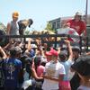À La Guaira, au Venezuela, des habitants reçoivent de l'aide depuis un camion après les séismes du 24 juin 2026.