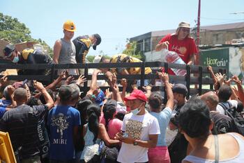 À La Guaira, au Venezuela, des habitants reçoivent de l'aide depuis un camion après les séismes du 24 juin 2026.