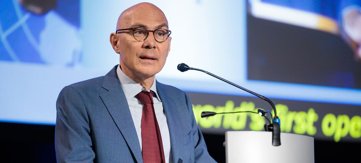 Volker Türk speaks at a podium during the Global Dialogue on AI Governance in Geneva.