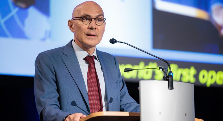 人权事务高级专员沃尔克·蒂尔克在瑞士日内瓦举行的人工智能治理全球对话上发表讲话。(资料图片）
