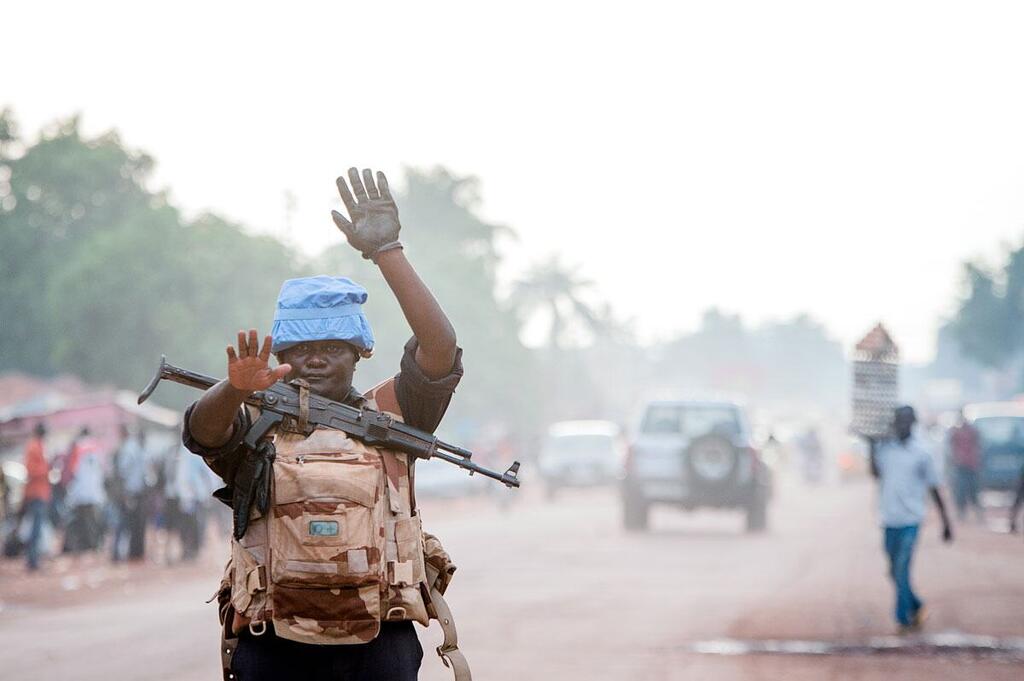 Un policier de ONU arrête un véhicule à un point de contrôle à Bangui, en République centrafricaine.
