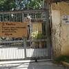 En la puerta de entrada de una casa dañada en La Guaira, Venezuela, cuelga un cartel escrito a mano que dice: "Tenemos 5 familias, niños, una mujer embarazada y ancianos; necesitamos agua".