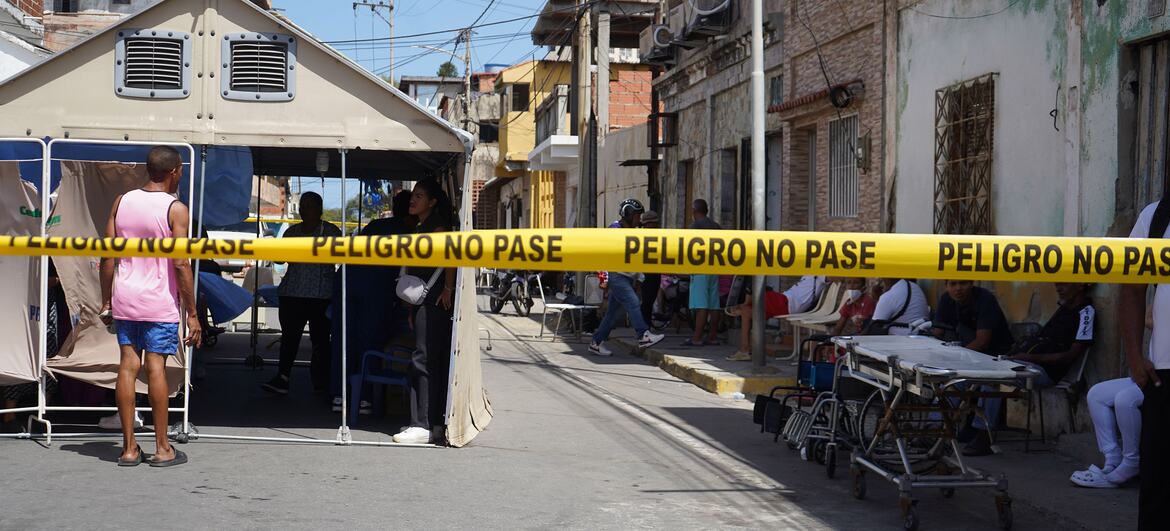 Trabajadores humanitarios del UNFPA en una carpa médica improvisada a las afueras de un hospital dañado en La Guaira, Venezuela, tras un terremoto.