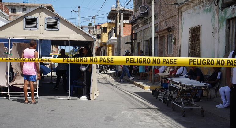 UNFPA relief workers at an improvised medical tent outside a damaged hospital in La Guaira, Venezuela, following an earthquake.