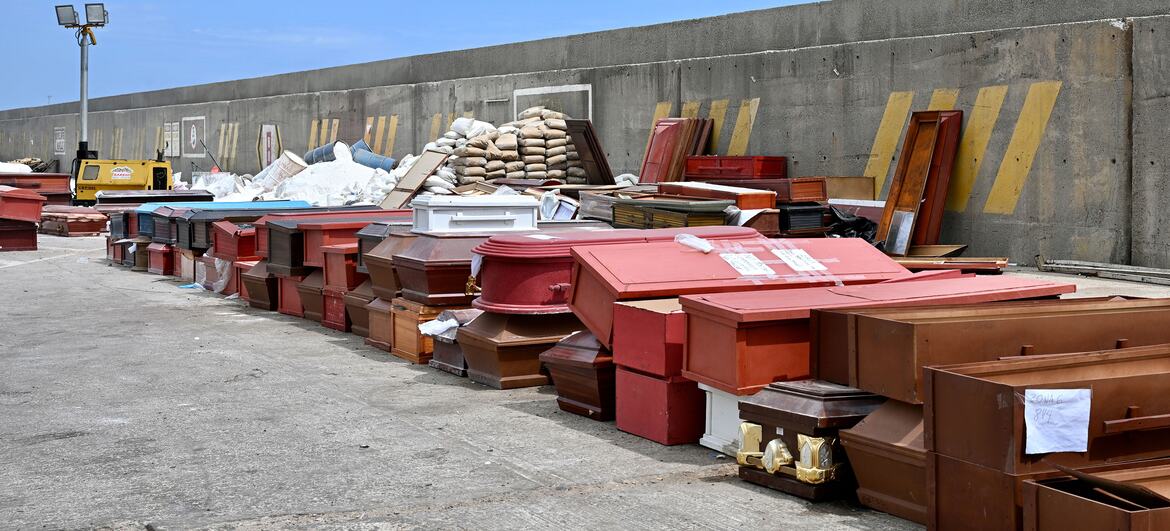 Numerosos ataúdes de distintos colores se apilan en un muelle de hormigón en La Guaira, Venezuela, tras los devastadores terremotos gemelos de junio de 2026.