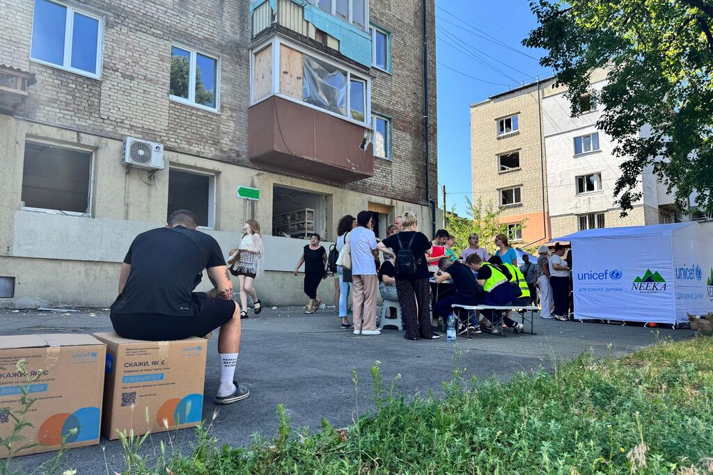 Wajitolea wa UNICEF na NEEKA wanatoa msaada kwa jamii huko Kyiv, Ukraine, baada ya shambulio la Julai 2, 2026.
