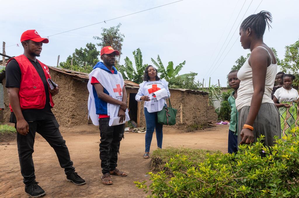 Wajitolea wa Msalaba Mwekundu huko Bunia, DRC, waendesha kikao cha uhamasishaji wa kuzuia Ebola na wanajamii huko Ujio wa Heri.