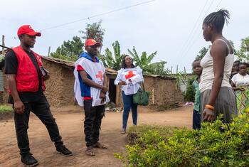 Red Cross volunteers in Bunia, DRC, conduct an Ebola prevention awareness session with community members in Ujio wa Heri.