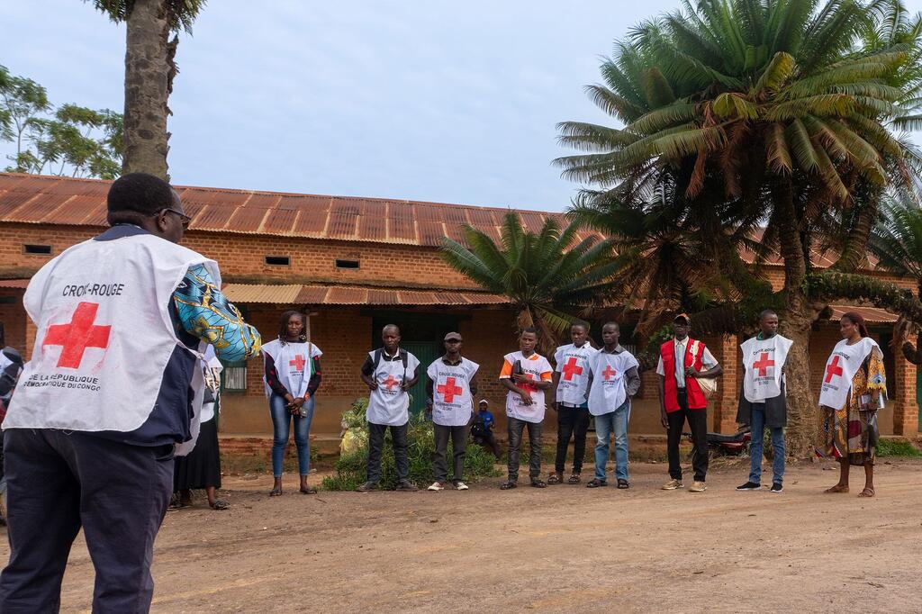 Des volontaires de la Croix-Rouge à Bunia, en RDC, organisent une séance d'éducation sur la prévention d'Ebola dans une communauté d'Ujio wa Heri.