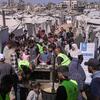 WFP کارکن 3 جون 2026 کو جبلیہ، غزہ میں خیمے والے پناہ گزین کیمپ میں بے گھر خاندانوں کو گرم کھانا پیش کر رہے ہیں۔
