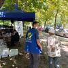 Сотрудники гуманитарных организаций UNHCR и местной организации оказывают помощь жителям Киева, Украина.