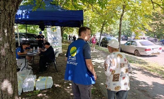 Сотрудники гуманитарных организаций поддерживают пострадавших в результате нападений на Киев.
