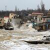 Las olas embravecidas azotan la costa desmoronándose en Odesa, Ucrania, provocando que las casas construidas sobre terreno inestable se derrumben en el mar.