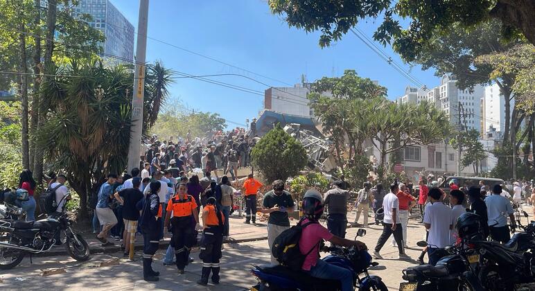 地震后，哥伦比亚卡利一处建筑工地倒塌，救援人员和民众聚集在现场。
