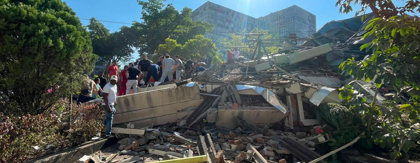 Víctor Manuel Rodríguez sintió que podía ser su último día cuando el edificio donde vive comenzó a sacudirse. Estaba en el sexto y último piso de su edificio en Cali cuando los cristales se rompieron y, al mirar por la ventana, alcanzó a ver cómo estructuras cercanas empezaban a desplomarse.  Fue ahí cuando agarró a su perrita en brazos y salió corriendo por las escaleras.