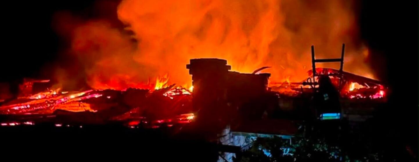 Un violent incendie ravage un entrepôt dans la nuit à Dnipro, en Ukraine.