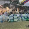 Grandes pilas de agua embotellada y suministros de ayuda humanitaria se acumulan frente a un edificio en Cali, Colombia, tras un terremoto.
