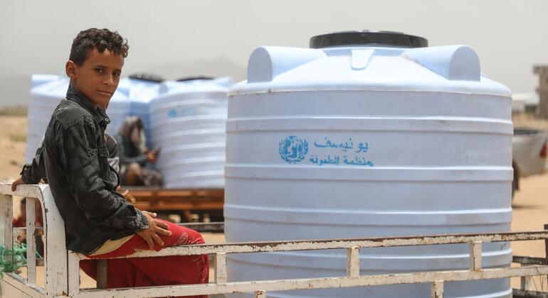 Ahmed Yahya Nasser ameketi kando ya tanki la maji linaloungwa mkono na UNICEF huko Al-Najibiyah, Marib, Yemen.