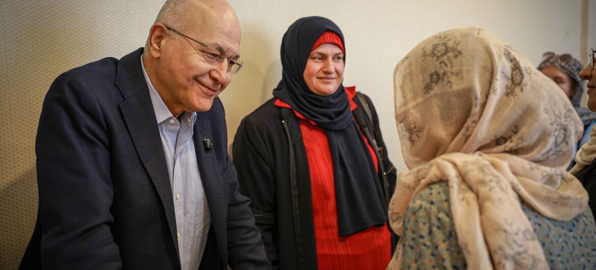 O Alto Comissário das ONU para Refugiados, Barham Salih, ouve relatos de retornados e deslocados internos da Síria durante um grupo de discussão em Aleppo.