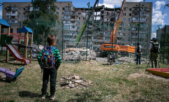 Атаки по всей территории Украины понедельник и во вторник утром привели к гибели и ранениям нескольких мирных жителей. 