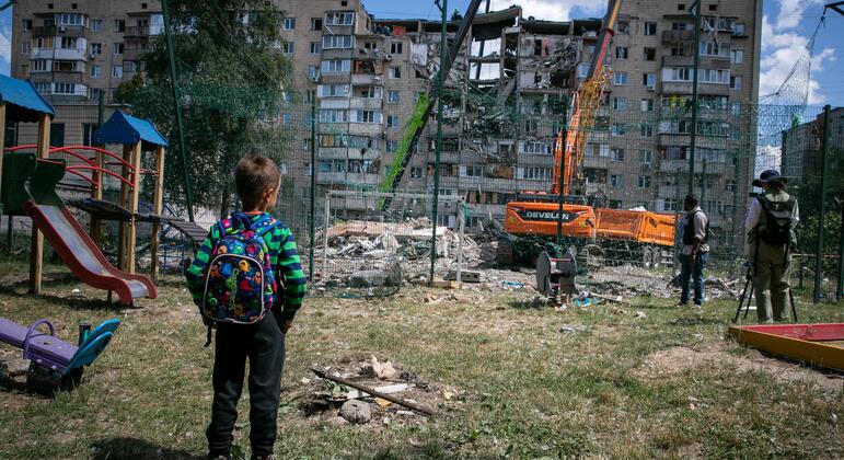Атаки по всей территории Украины понедельник и во вторник утром привели к гибели и ранениям нескольких мирных жителей. 