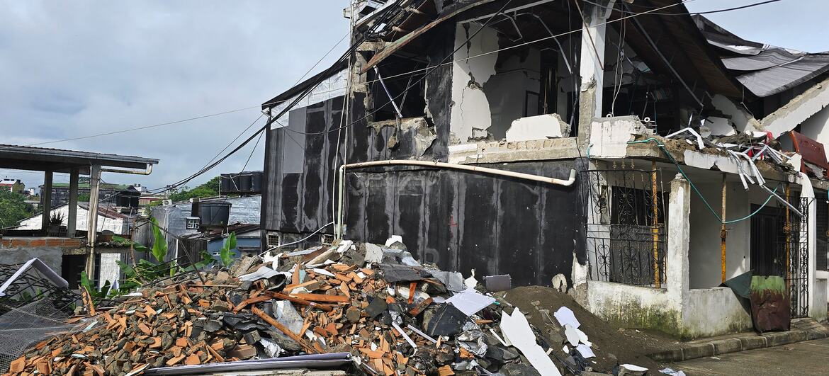 Una casa de dos pisos dañada en Quibdó, Colombia, con un montón de escombros y restos del terremoto de magnitud 7,4.