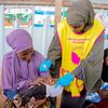 Mfanyakazi wa afya wa Somalia akimpa mtoto mchanga aliyeshikiliwa na mama yake chanjo ya polio wakati wa kampeni ya chanjo katika Mkoa wa Banadir.