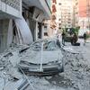 Un coche destrozado yace bajo montones de escombros de hormigón en una calle de Tiro, Líbano, tras un ataque aéreo.