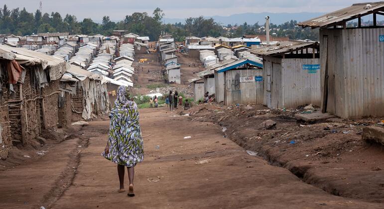 Una mujer camina por un campamento para desplazados en la provincia de Ituri, en el este de la República Democrática del Congo.