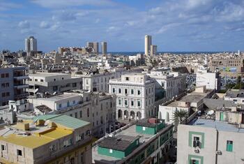 Vue panoramique de Tripoli, en Libye, montrant un dense mélange de bâtiments et la mer Méditerranée en arrière-plan.