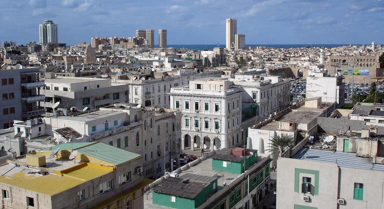 Vue panoramique de Tripoli, en Libye, montrant un dense mélange de bâtiments et la mer Méditerranée en arrière-plan.