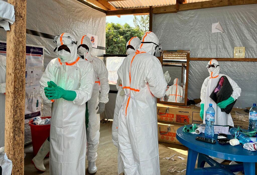 Des agents de santé, entièrement équipés de protections, se préparent à une campagne de vaccination contre Ebola en République démocratique du Congo.