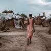 Uma mulher carrega milho no campo de deslocados internos de Bentiu, no Sudão do Sul.
