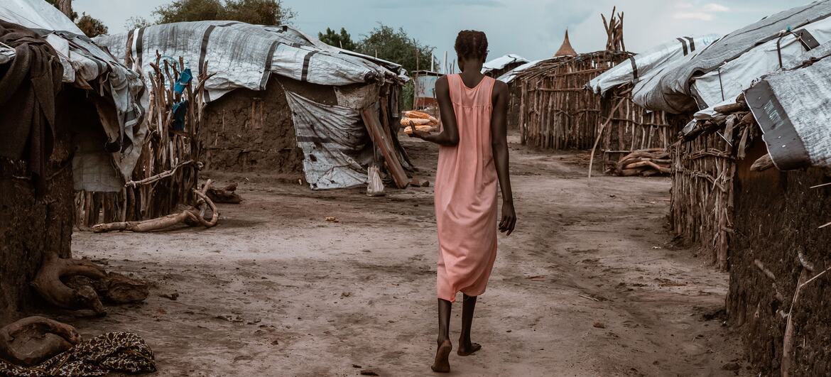 A woman carries maize in the Bentiu IDP camp in South Sudan.