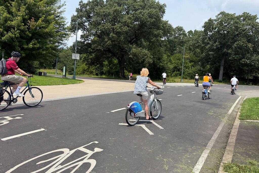 Personas que pasean en bicicleta por un sendero señalizado en Central Park, en la ciudad de Nueva York.