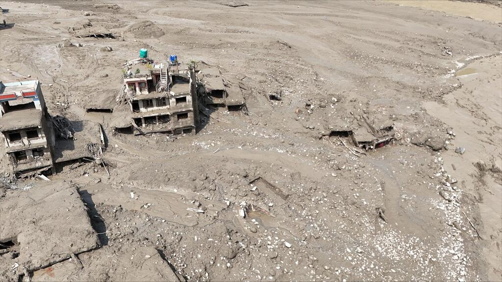 Vue aérienne de bâtiments recouverts de boue et de débris dans un village du district de Rasuwa, dans le centre-nord du Népal, suite à des crues soudaines qui ont endommagé des habitations et des infrastructures.
