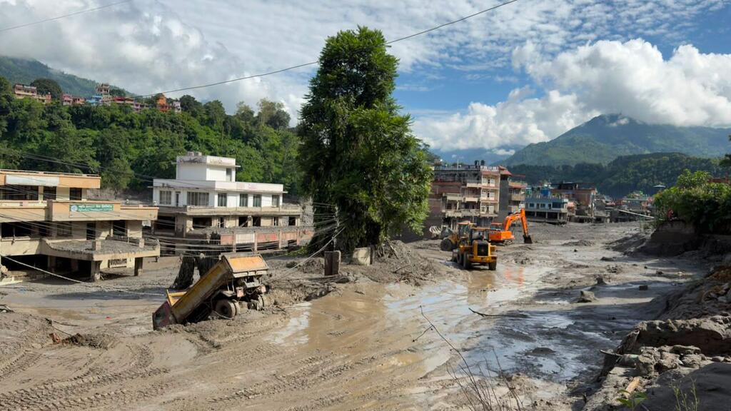 Makazi yaliyofunikwa na matope katika Wilaya ya Nuwakot, Nepal, huku majengo yaliyoharibika na mashine za uokoaji zikifanya kazi baada ya mafuriko ya ghafla mnamo tarehe 26 Agosti 2026.
