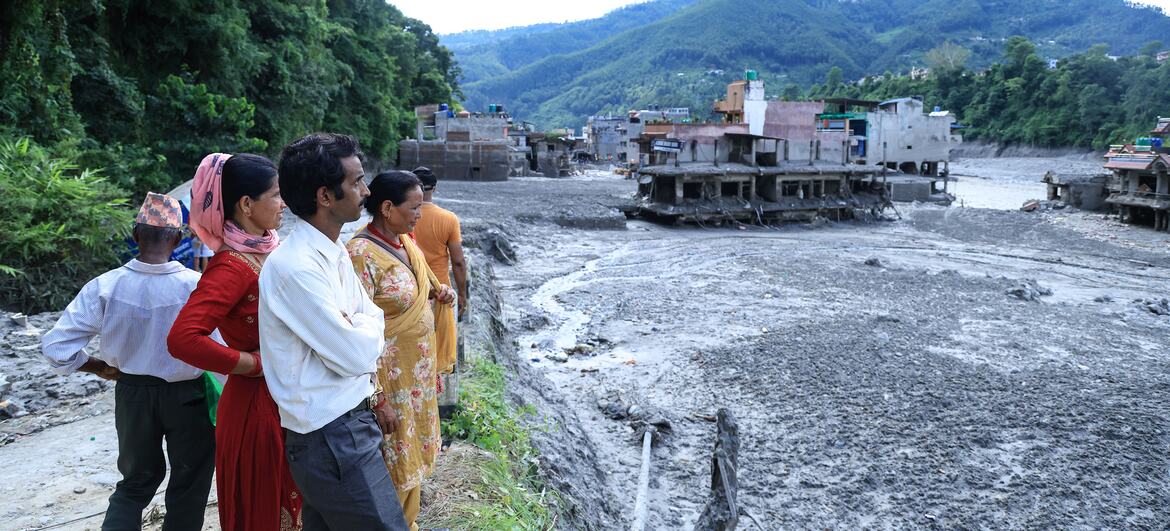 Nepal flooding deaths surpass 900 as needs climb