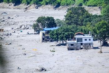 Des maisons recouvertes de boue et un lit de rivière asséché dans un village du district de Nuwakot, au Népal, après les crues éclair dévastatrices du 26 août 2026.