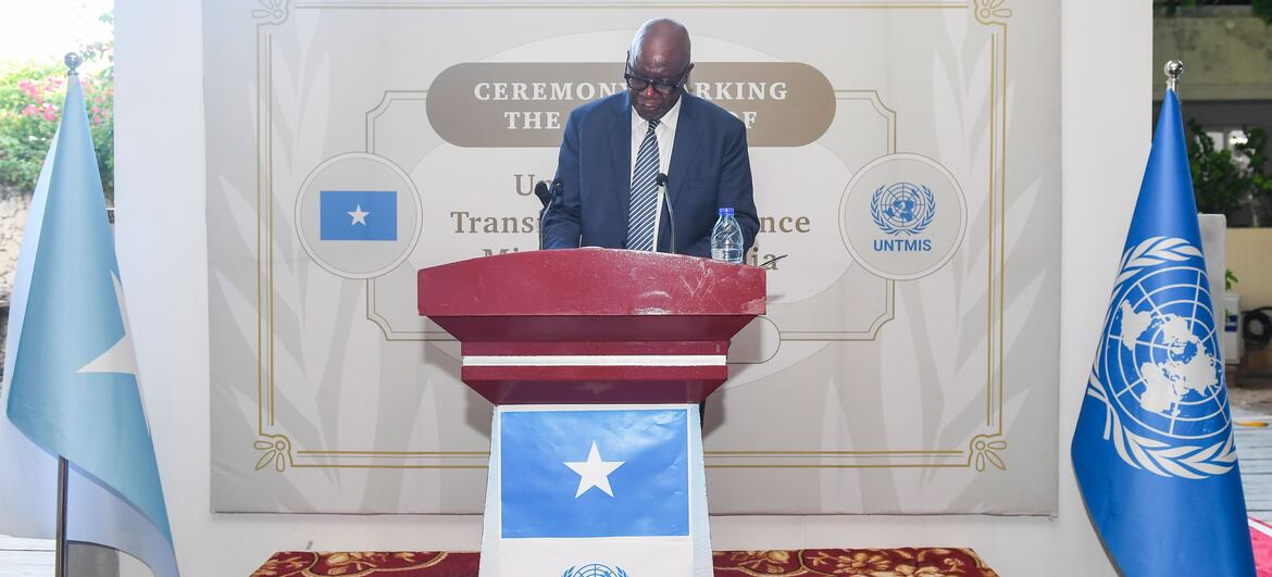 Raisedon Zenenga, Officer-in-Charge of UNTMIS, speaks at a podium during a ceremony marking the end of the UN mission in Somalia in Mogadishu.
