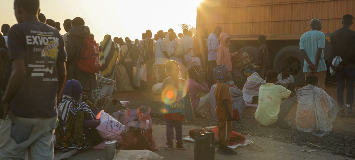 Беженцы из Судана прибывают в Южный Судан.