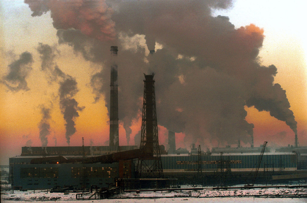 Las fábricas que utilizan combustibles fósiles contribuyen al cambio climático.