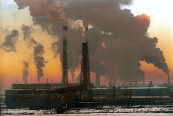 Las fábricas que utilizan combustibles fósiles contribuyen al cambio climático.
