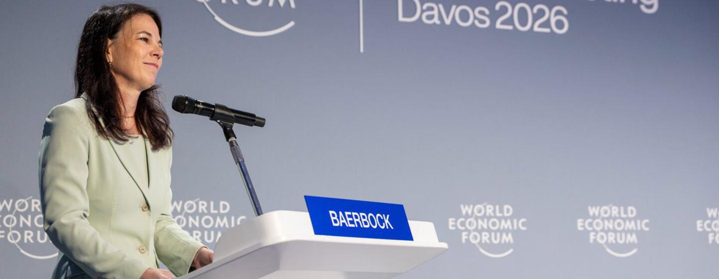 Une femme s'exprimant sur un podium lors de la réunion annuelle du Forum économique mondial à Davos 2026.
